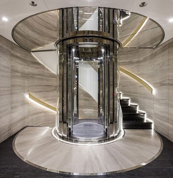 Cầu thang máy dạng tròn lồng kính mang phong cách hiện đại